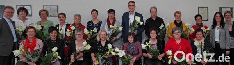 Ehrungen und Verabschiedungen in den Ruhestand waren der Anlass für eine Feierstunde im Krankenhaus Tirschenreuth. Unser Bild zeigt die Jubilare und Ausscheider zusammen mit der kommissarischen Pflegedienstleiterin Renate Lindgens und Krankenhausleiterin Claudia Kost (von rechts) sowie Manfred Tretter (links), der seitens des Vorstands angereist war. Bild: tr