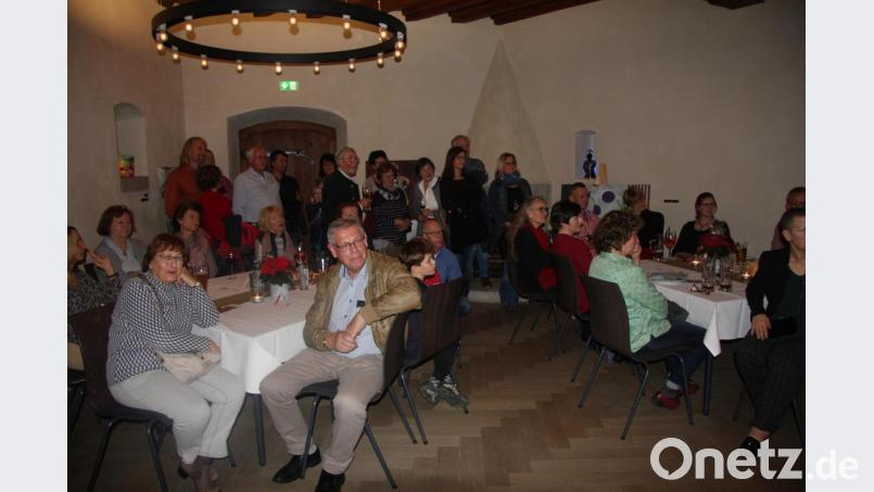 Aufmerksam lauschte das Publikum den Erzählungen im Kapitelsaal, wo Berthold Kellner zu später Stunde mit seinen Geschichten aufwartete. Bild: wro