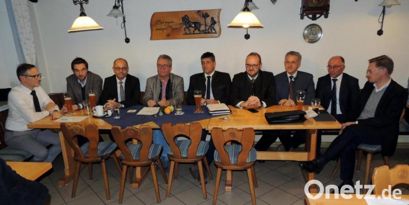 Die CSU-Fraktionen aus Tirschenreuth und Neustadt haben gemeinsam das Thema „Krankenhäuser“ erörtert. Von links Bernd Sommer (Waldsassen), MdL Stephan Oetzinger (Mantel), stellvertretender Landrat Alfred Scheidler (Tirschenreuth), Fraktionssprecher Toni Dutz (Wiesau), Fraktionssprecher Edgar Knobloch (Grafenwöhr), Landrat Andreas Meier (Windischeschenbach), Landratskandidat Roland Grillmeier (Mitterteich), stellvertretender Landrat Albert Nickl (Speinshart) und MdL Tobias Reiß (Brand). Bild: exb