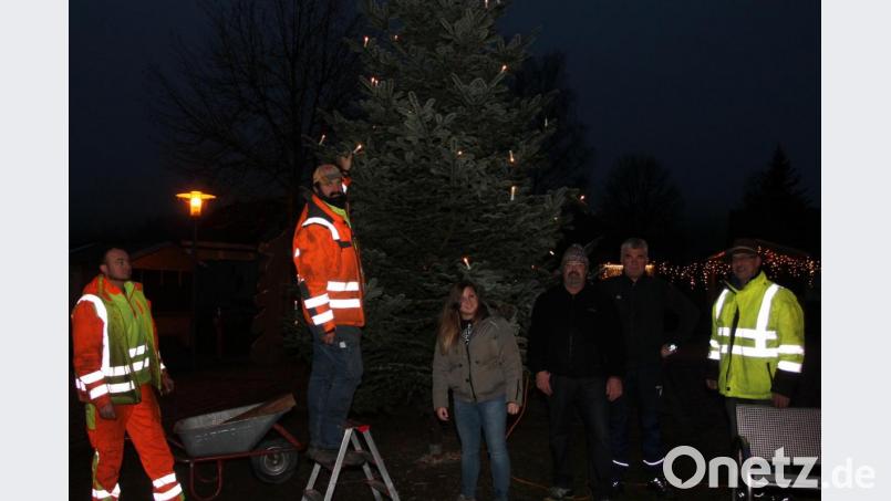 Martin Scheibl (Zweiter von links) und sein Team haben im Vorfeld viel geleistet und freuen sich schon auf den Adventsmarkt. Bild: pi