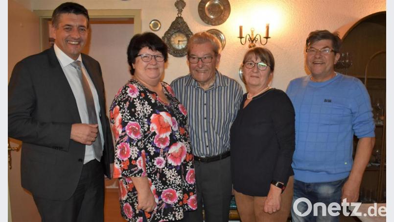 Georg Schwindl nimmt an seinem 90. Geburtstag viele Glückwünsche entgegennehmen, unter anderen von den Kindern Alfred (von rechts), Ulrike und Elisabeth sowie von Bürgermeister Edgar Knobloch (links). Bild: rgr