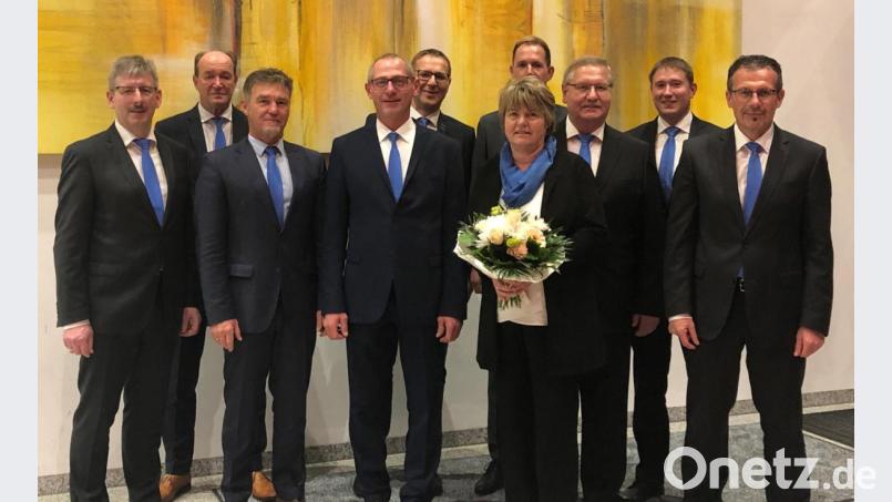 Die Vorstände (von rechts) Joachim Geyer, Thomas Keck, (von links) Robert Haubner und Herbert Meier dankten Wolfgang Heider (25 Jahre), Peter Erhart (40 Jahre), Stephan Wolf (25 Jahre), Ingrid Heinl (40 Jahre) sowie Werner Spörer (45 Jahre). Auch Betriebsratsvorsitzender Hans Dumler (hinten Mitte) gratulierte. Bild: mez
