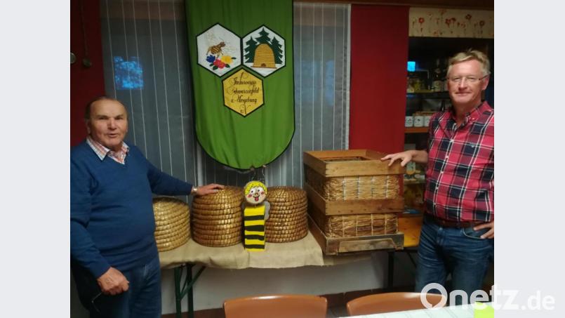 Imker-Vorsitzender Hermann Bronold (links) und Stellvertreter Karl-Heinz Dausch zeigen auf die gespendeten Bienenkörbe und Magazine aus Stroh, die rund 100 Jahre alt sind. Bild: exb