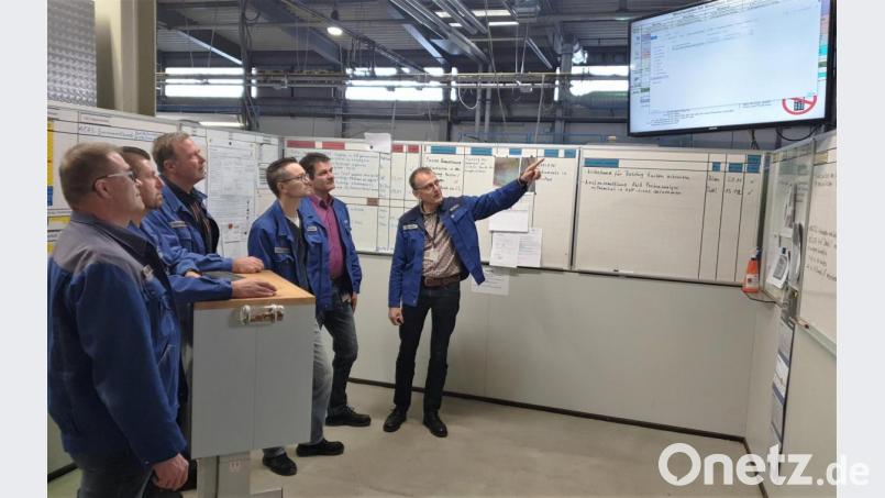 Was ist erledigt? Was ist zu tun? Wo gab es Probleme? Systematische Treffen mitten in der Produktion bei SCHOTT helfen Abläufe zu verbessern. Die Idee dazu heißt Shopfloor-Management. Bild: exb