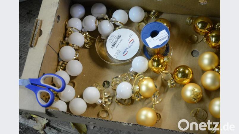 Gold und Weiß dominieren die Weihnachtsbäumchen, die im Durchgang des Alten Rathauses stehen. Bild: Gabi Schönberger