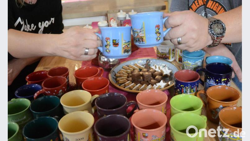 Jedes Jahr am 1. Dezember begeht das Ehepaar Schöner seinen Kennenlerntag auf dem Weidener Christkindlmarkt. 28 Glühweintassen belegen das eindrucksvoll. Bild: Gabi Schönberger