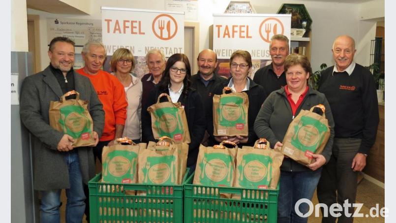 Tafel-Vorsitzender Josef Gebhardt (rechts) freut sich über 400 Spendentüten mit haltbaren Lebensmittel, die zu Weihnachten an die Abholer kostenlos verteilt werden. Bild: Dobmeier