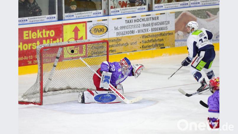 Die Blue Devils feierten am Freitagabend einen überraschenden 4:3-Erfolg beim Deggendorfer SC. Hier schießt der zweifache Torschütze Tomas Rubes zum 3:0 ein. Bild: Roland Rappel