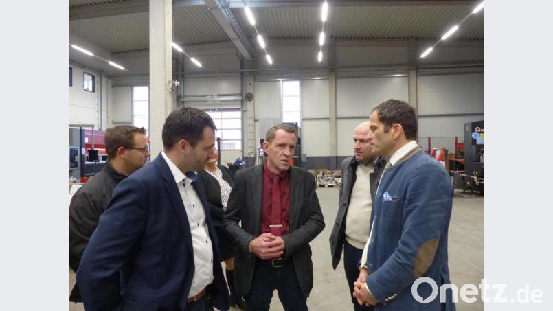 Der Betriebsinhaber, Robert Käs (Bildmitte) erläutert ins einem großzügigem Betrieb die Betriebsabläufe Bild: hme
