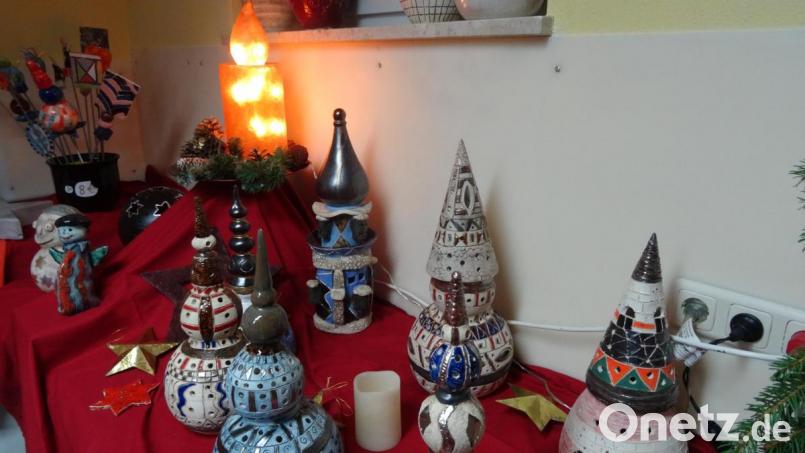 Phantasievolle Dekoartikel aus Keramik haben die Bewohner von Haus Rabenholz für ihren Weihnachtsmarkt hergestellt. Bild: hka