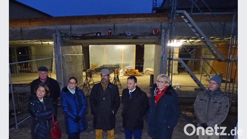 „Weiden – Stadt des Breitensports“ war das Thema an der Realschulschwimmhalle mit Bürgermeister Jens Meyer (Dritter von rechts) und die SPD-Stadtratsfraktion. Bild: Dobmeier