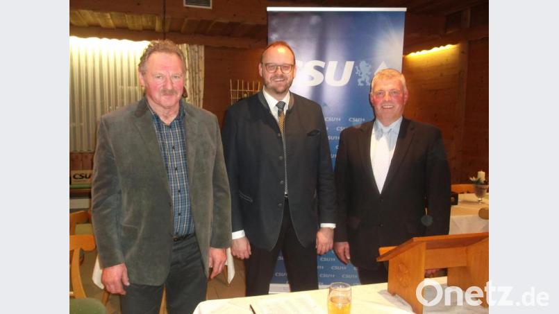 Wahlauftakt der CSU mit (von links) Vorsitzender Ortsverband Wurz Josef Stangl, Landrat Andreas Meier und Vorsitzender CSU Ortsverband Püchersreuth, Josef Beck. Bild: trj