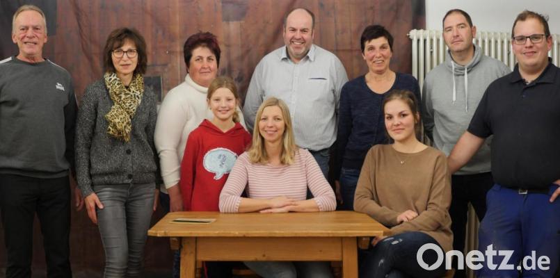 „Döi vom Krankenhaus mit Peter Schröpf, Elisabeth Siller, Monika Grötsch, Mia Saller, Günter Kraus, Gabi Schröpf, Claus Saller und Uwe Friedrich (stehend von links) sowie Martina Saller und Nathalie Lochner (sitzend von links). Bild: tr