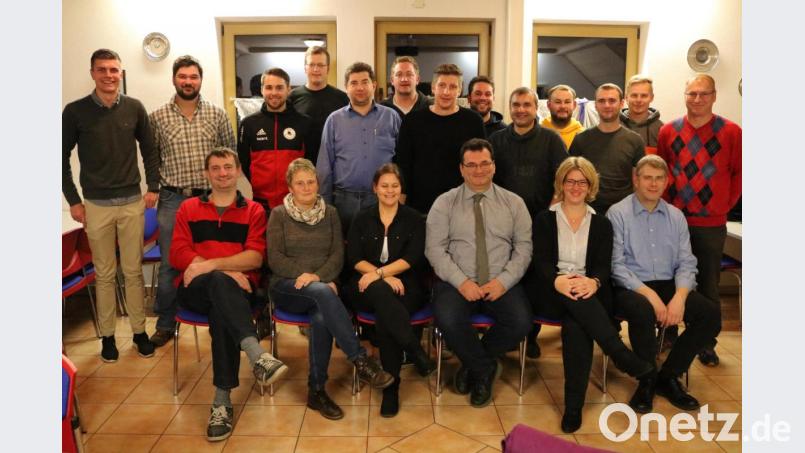 Bürgermeisterkandidat Richard Leißner (Bildmitte) und die Gemeinderatskandidaten der FBL/FWG für die Kommunalwahl 2020 der Gemeinde Hirschbach. Bild: exb