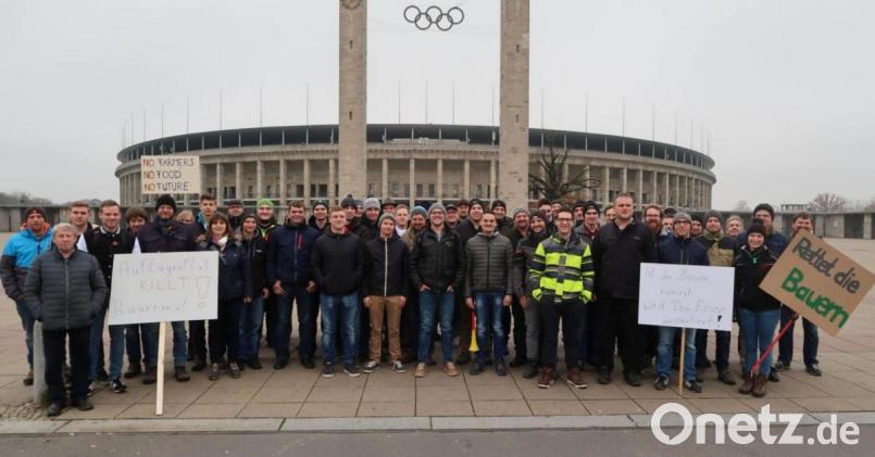 Die Landwirte aus der Region vor dem Olympiastadion Berlin. Bild: fvo