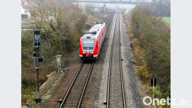 Die Bahnstrecke Hof-Regensburg (im Bild der Abschnitt zwischen Irrenlohe und Schwandorf) wird elektrifiziert. Dabei sind aufwändige Umbauten nötig, auch zusätzliche Gleise und neue Brücken. Bild: Hösamer