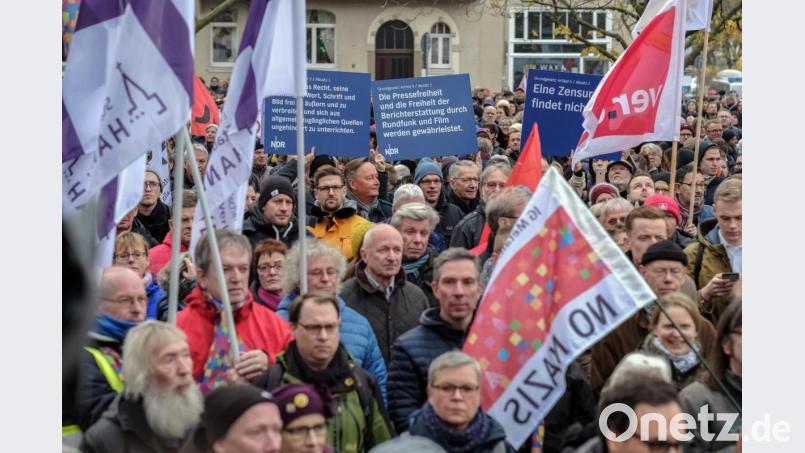 Teilnehmer einer Gegendemonstration des Bündnisses „Bunt statt Braun“ protestieren im Zentrum von Hannover gegen einen Neonazi-Aufmarsch und für die Pressefreiheit. Die rechtsextreme NPD hatte zu einer Demo gegen Journalisten aufgerufen, die kritisch über die rechte Szene berichtet haben. Bild: Ole Spata/dpa