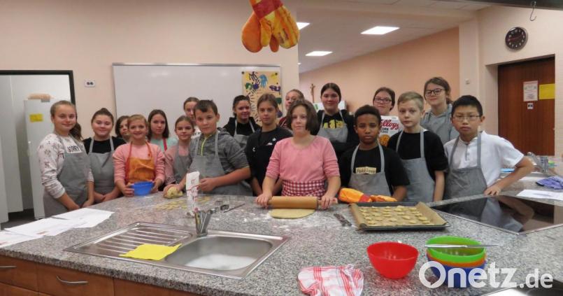 Sehr zur Freude der 7M bekamen die Schüler beim Plätzchenbacken zusätzlich Hilfe von der sechsten Klasse . Bild: ubb