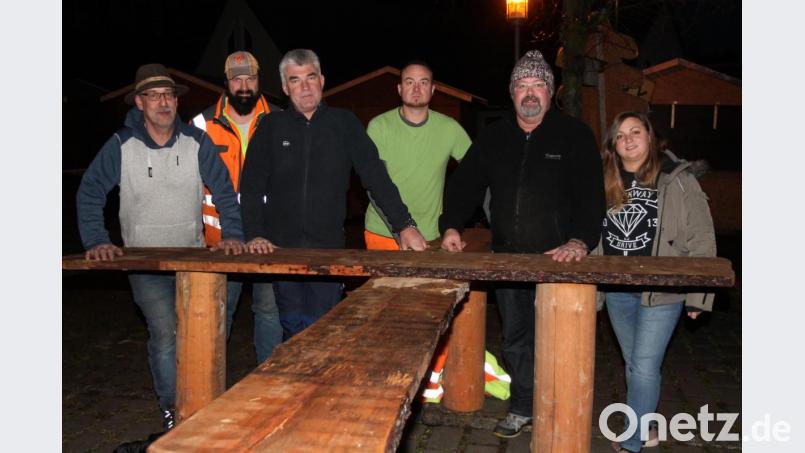 Martin Scheibl (Dritter von links) und sein Team haben im Vorfeld viel geleistet und freuen sich schon auf den Adventsmarkt. Bild: pi
