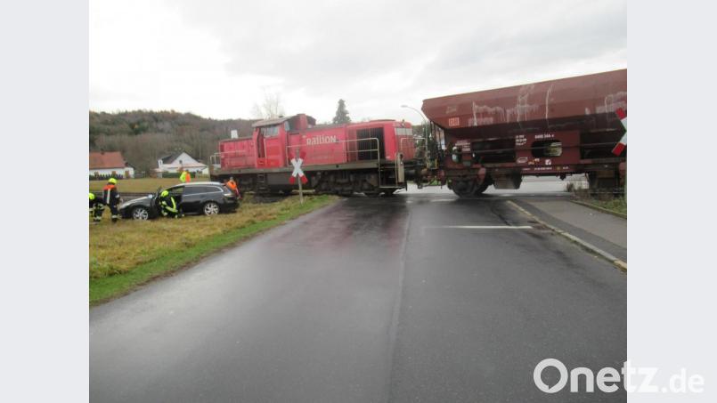In Bruck kollidierte ein Zug mit einem Auto. Bild: Polizei