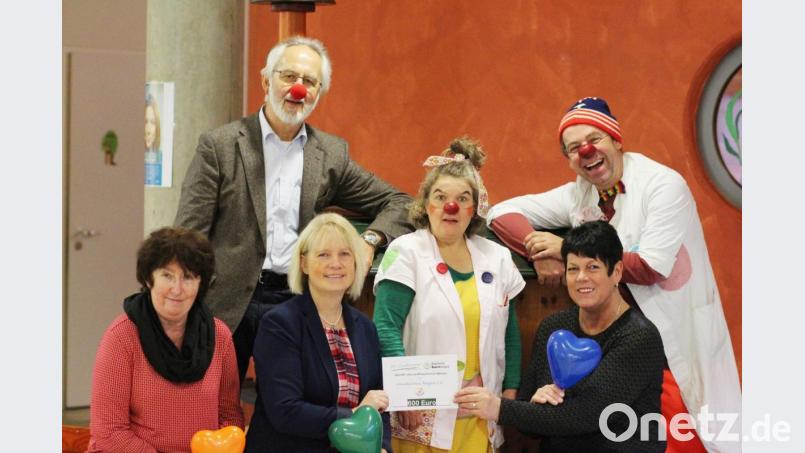 Die Verantwortlichen und Organisatoren (von links) Rita Vollath, Hans Winter, Josefine Kick und Gabriele Birkner, übergeben den KlinikClowns „Frau Dr. Rosalie Sprudl“, und „Dr. Beppo“ die Spende des Bauernverbands Neustadt/Weiden. Bild: exb/Eva Maria Rauch
