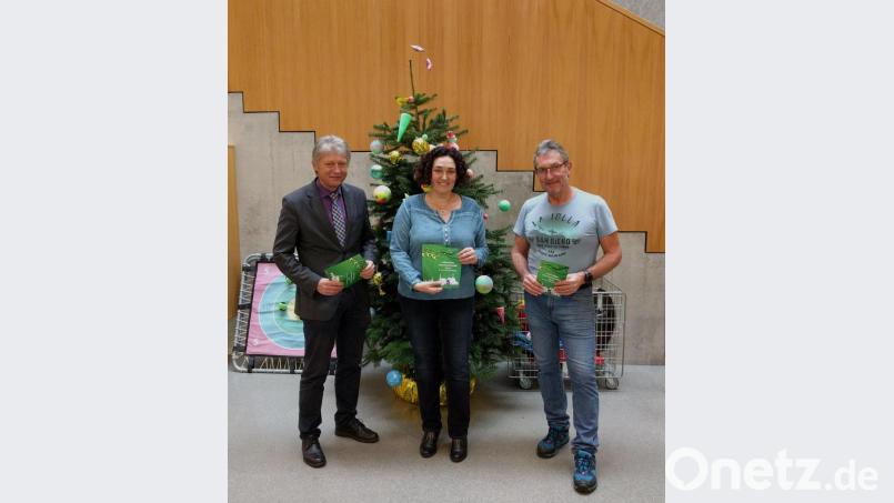 Initiatorin Tina Zeitler, Bürgermeister und Vereinskartellvorsitzender Lothar Müller (links) und stellvertretender Vorsitzender Toni Müller stellten den Informationsflyer vor, der in den örtlichen Geschäften und im Rathaus ausliegt. Sie hoffen auf viele Besucher bei allen Adventsfenstern. Bild: flt