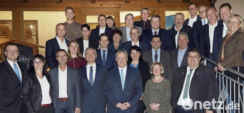 Bei der Nominierungsversammlung des CSU-Kreisverbandes in Altmannshof präsentieren sich die Kandidaten auf den ersten 30 Listenplätzen, vorne in der Mitte Landratskandidat Richard Reisinger. Bild: Wolfgang Steinbacher
