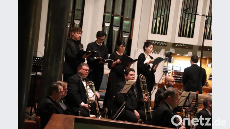 Die Vokalsolisten Christoph Brunner (Bass), Amin Kachabia (Tenor), Eunjung Kwak (Sopran) und Yehui Jeong (Alt) (von links) begeisterten mit ihren wunderschönen Stimmen. Bild: cog