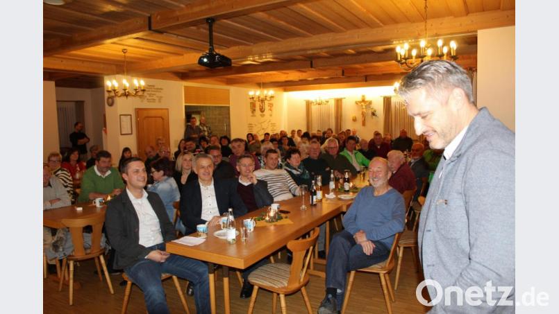 Im vollbesetzten großen Saal des Pfarrgemeindehauses hingen die Augen der zahlreichen Besucher an den Lippen des Gasts aus Kulmain, Gerd Schönfelder (re), als dieser seine Lebensgeschichte erzählte. Mit dabei unter anderem (v.v.li) CSU-Vorsitzender und Bürgermeisterkandidat Wolfgang Söllner, der stellvertretende Landrat und Landratskandidat Roland Grillmeier sowie Landtagsabgeordneter Tobias Reiß, die mit Spannung den Ausführungen des Redners folgten. Bild: soj