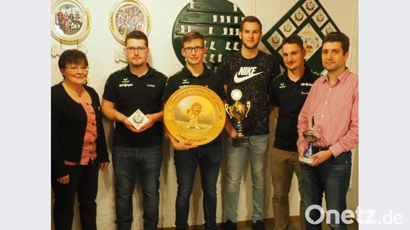 Die Sieger der verschiedenen Scheiben und Pokale beim diesjährigen Kirchweihschießen (v. L.): 1. Vorsitzende Gabi Zintl, Lukas Lanzendörfer für die Jugend Mähring als Sieger der Vereinsscheibe, Florian Beer (Gewinner Jugendscheibe und Wanderpokal), Roman Wimmer (Einzelwertung Vereinsscheibe), Dominik Beer (Meisterserie) und Sportleiter Uwe Dybicki (Pokalsieger). Bild: exb