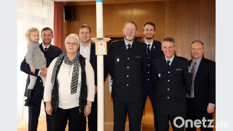 Reinhold Balk mit Frau Cornelia, den Söhnen Patrick (links) mit Enkelin Charlotte, Michael (Dritter von rechts) und Lukas (Vierter von links), Präsident Karl-Heinz Blümel (Zweiter von rechts) und Hans Brechbuhl. Bild: GERHARD GOETZ