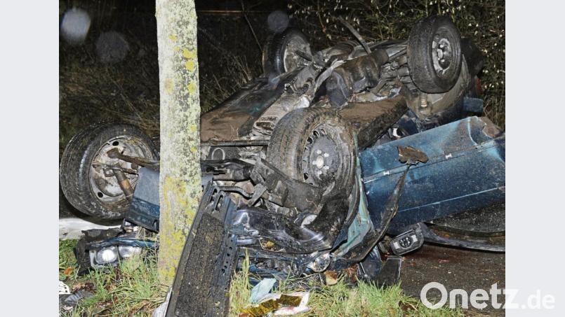 Nur noch Schrottwert hatte der BMW am frühen Freitagmorgen nach dem schweren Unfall in der Rosenbachstraße Bild: gf