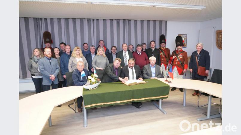 Die Teilnehmer beim Eintrag in das Goldene Buch der Marktgemeinde Waldthurn. Bild: fvo