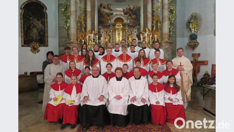 Freudige Erwartung verspürten die neuen „Minis“ (vorne), ein wenig Wehmut die ausscheidenden Ministranten (dahinter) und die drei Senioren Ministranten Hermann Ernst, Theresia Denz und Alois Zaus (sitzend von links). Pfarrer Thomas Kraus (rechts), Mesnerin Regina Frank und Gemeindereferent Jochen Gößl (von links) dankten ihnen für ihren Dienst. Bild: jzk