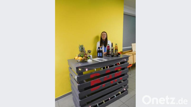 Schülerin Rebecca Eismann mit ihrer selbst gebauten Bar. Bild: Montessori-Schule/exb