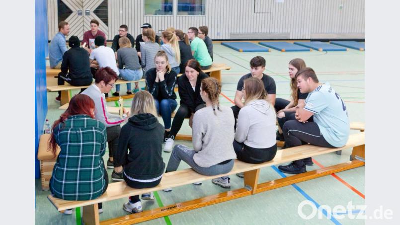 An der Berufsschule in Wiesau fand der Vorlesetag in der Turnhalle statt. Dort wurde Lesen mit Sport verknüpft. Bild: Tobias Kraus, BSZ Wiesau/exb