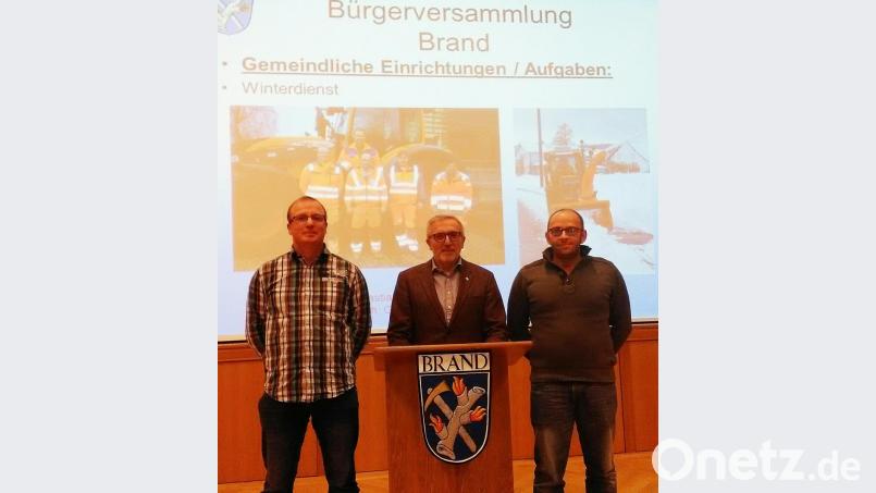 Zweiter Bürgermeister Christian Drehobel (Mitte) stellte bei der Bürgerversammlung die neuen Bauhofmitarbeiter Alexander Hecht (links) und Sebastian Söllner vor. Bild: ld