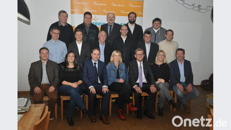 Die Bewerber der Freien Wähler für die Stadtratswahl in Tirschenreuth, mit Landratskandidaten Ely Eibisch (hinten von links): Johann Schmid, Jürgen Rieger, Karl Schwägerl, Jürgen Steinhauser, Jürgen Schulwitz sowie (Mitte von links) Thomas Franz, Christian Schmidt, Hans Kühn, Ely Eibisch, Mario Franz, Thomas Kruppa und (vorne von links) Georg Schirmer, Iris Franz, Manfred Zandt, Melanie Gmeiner, Norbert Schuller, Sabine Vogl und Hans Zölch. Bild: ws