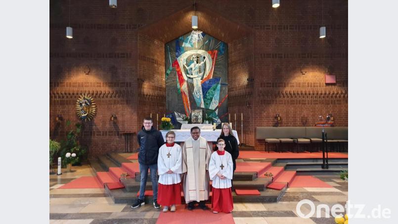Annika Gmeiner und Felix Peter gehören neu zur Schar der Ministranten für St.Peter. Im Bild (von links): Oberministrant Maximilian Würl, Annika Gmeiner, Pater Yosef Bugalit, Felix Peter und Oberministrantin Jana Neumann. Bild: exb