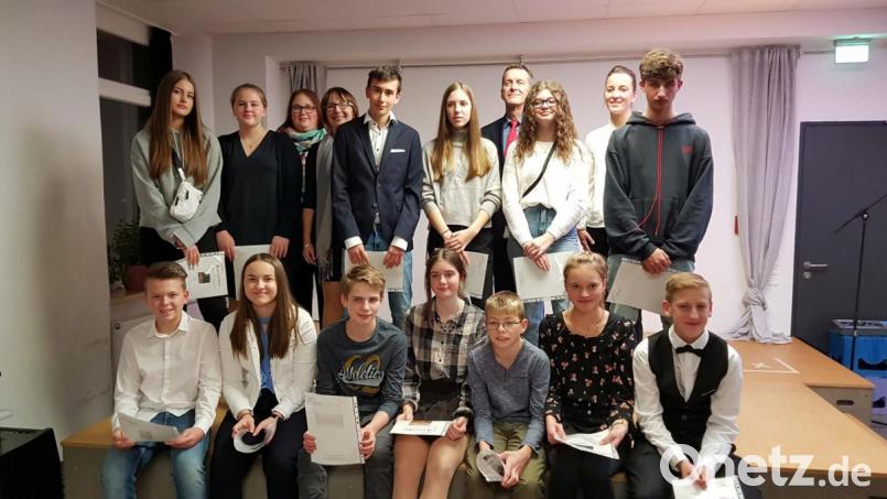 Die Abschlussschüler der Montessorischule beim Präsentationsabend. Bild: Montessori-Schule/exb