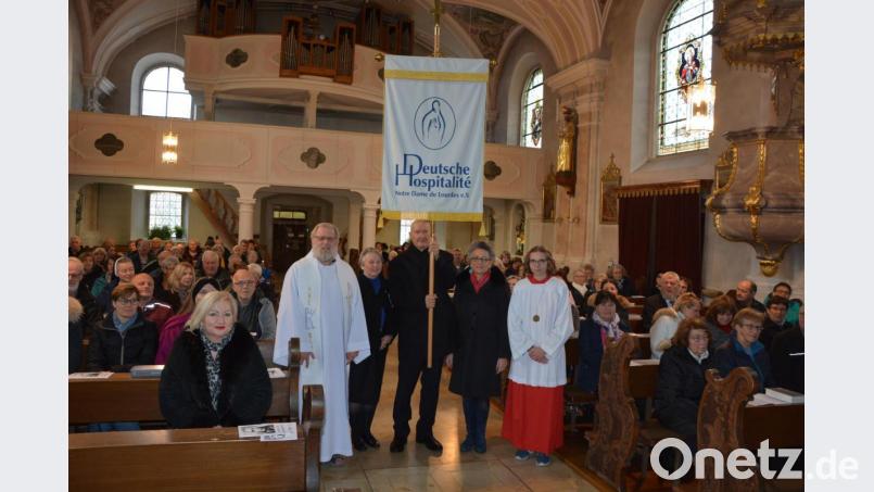 Höhepunkt des dreitägigen Treffens der 130 Lourdeshelfer war am Samstagvormittag in der Konnersreuther Pfarrkirche ein Festgottesdienst, den Pfarrseelsorger Pater Benedikt Leitmayr (Mitte, links) zelebrierte. Mit dabei auch die Gründerin und heutige Ehrenpräsidentin des Deutsche Hospitalité Notre Dame de Lourdes, Adelheid Freifrau von Gemmingen-Hornberg (Zweite von rechts). Bild: jr