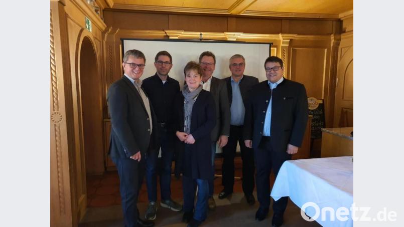 Die Vorstandschaft des Kreisverbandes Schwandorf im Bayerischen Gemeindetag bedankte sich bei Verwaltungsdirektor Matthias Simon (Zweiter von links) für dessen Ausführungen zum Thema „Flächenverbrauch“. Bild: exb/Georg Hoffmann