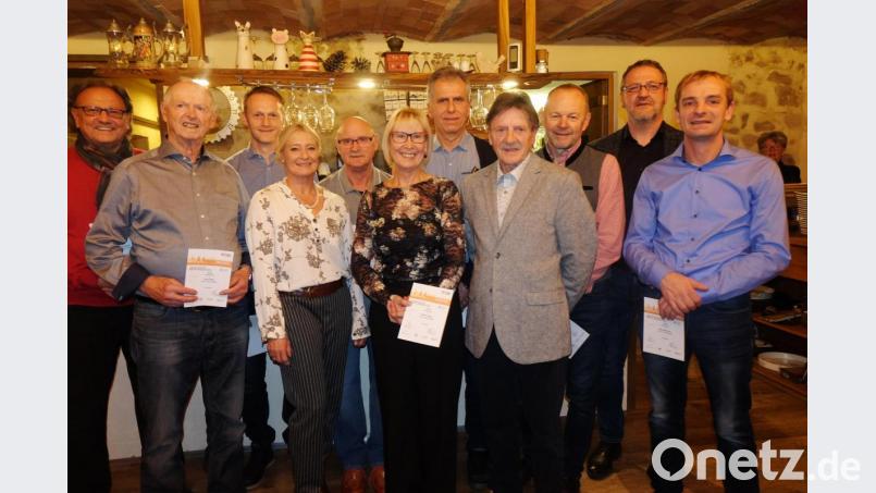 Bei der Sportabzeichenverleihung der Trimm-Dich-Abteilung Schwarzenfeld überreichten der ehemalige Sportlehrer Konrad Mauderer (Vierter von rechts) und Präsident Helmut Lindner (Zweiter von rechts) die Urkunden. Mit 37 Wiederholungen in Gold ist Ehrenpräsident Franz Weiß (Zweiter von links) der Champion. Bild: ohr