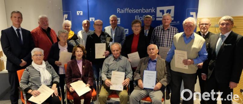 40, 50 und 60 Jahre halten sie der Raiffeisenbank Floß/Flossenbürg die Treue.
Stehend links Vorstandsmitglied Josef Völkl, stehend rechts Vorstandsvorsitzender Jürgen Schnappauf. Bild: le