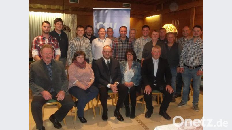 Landrat Andreas Meier CSU (sitzend Dritter von links) mit den Kandidaten der CSU Wurz und Püchersreuth. Bild: trj