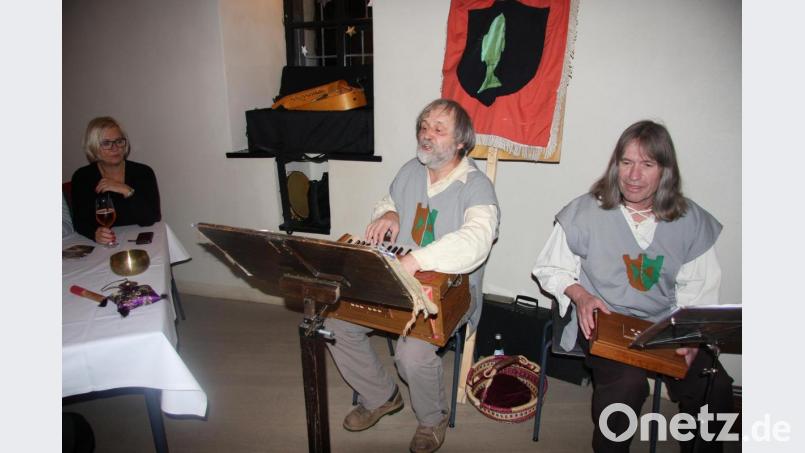 Wolfgang Junge und Robert Wachsmann (von rechts) nannten sich – eigens für die Museumsnacht – „Duo Falkenberg.“ Die Künstler stammen aus Mittelfranken. Bild: wro