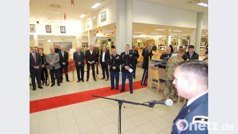 Bevor beim Thanksgiving-Essen bei der Grafenwöhrer US-Armee das Essen serviert wird, gibt Brigadegeneral Christopher R. Norrie den Gästen einen Denkanstoß: für alles im Leben dankbar zu sein. Bild: mor