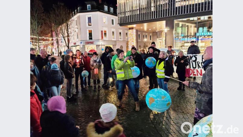 Vor Schlörplatz bis zum NOC ziehen die Demonstranten von &quot;Fridays for Future&quot; und Bund Naturschutz mit ihren Laternen, die meist die Weltkugel darstellen. Bild: exb/Andreas Gmeiner