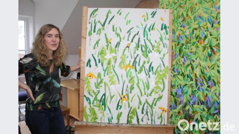 Katharina Gierlach in ihrem Winklarner Atelier. Neben Blick in eine Baumkrone (rechts) wartet das Wiesenbild noch auf die Vollendung. Inspiriert wurde die Malerin hierzu nach einem Konzert im Oberviechtacher. Kulturzentrum in der Marktmühle. Bild: lg