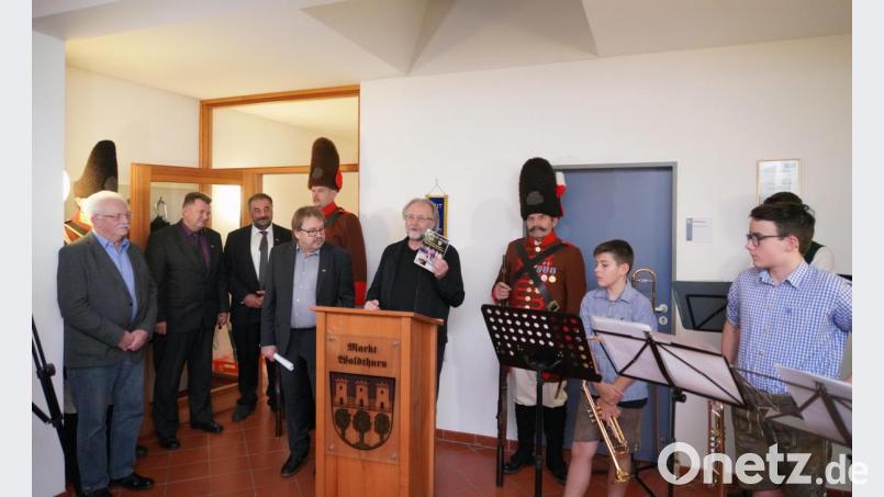 Josef Forster (Mitte am Pult) stellt beim Festakt den deutsch-tschechischen Bildband &quot;15 Jahre lebendige Partnerschaft&quot; vor. Bild: fvo